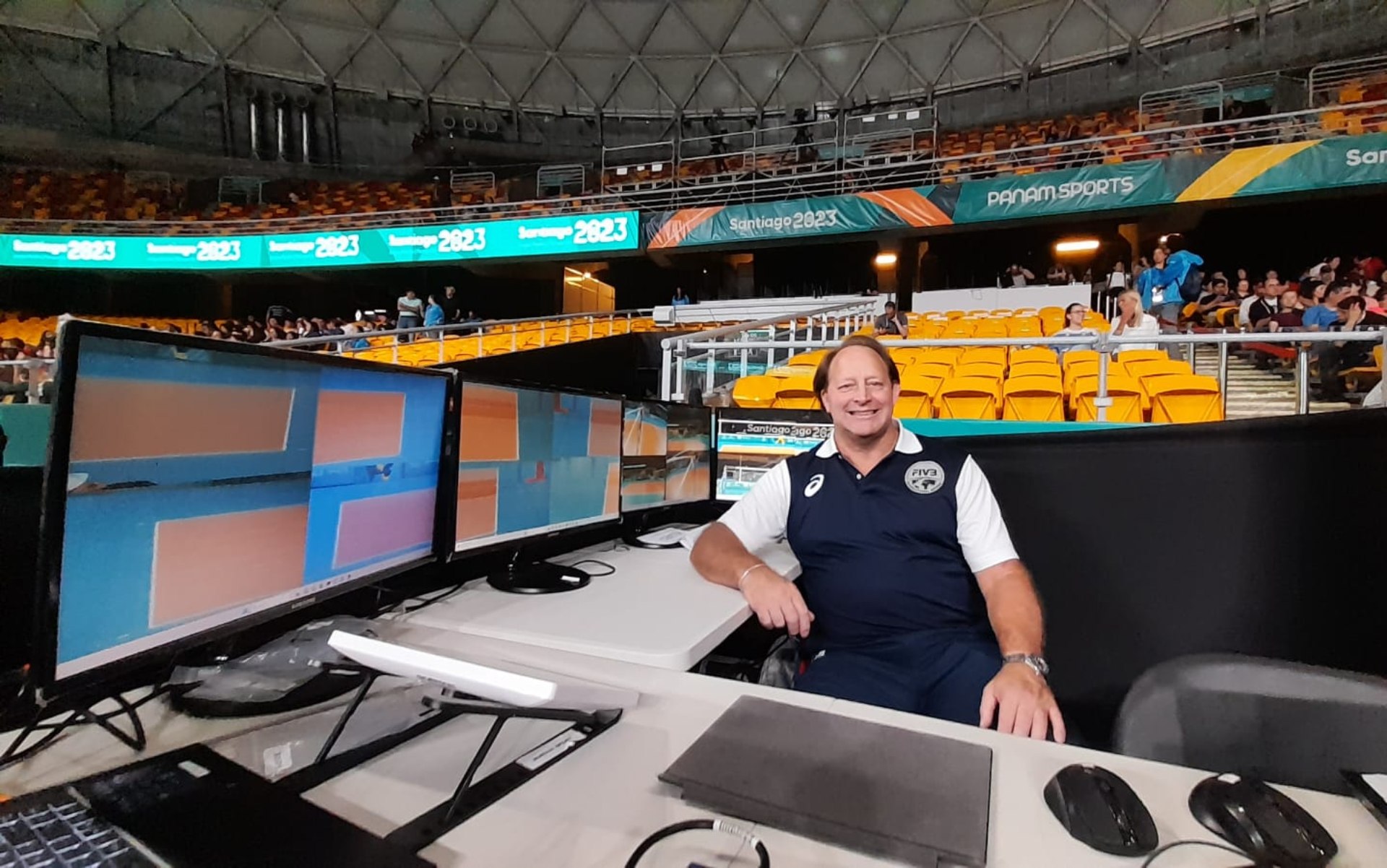 Conoce a Ronald Stahl, el árbitro que revisa los challenges del vóleibol en Santiago 2023