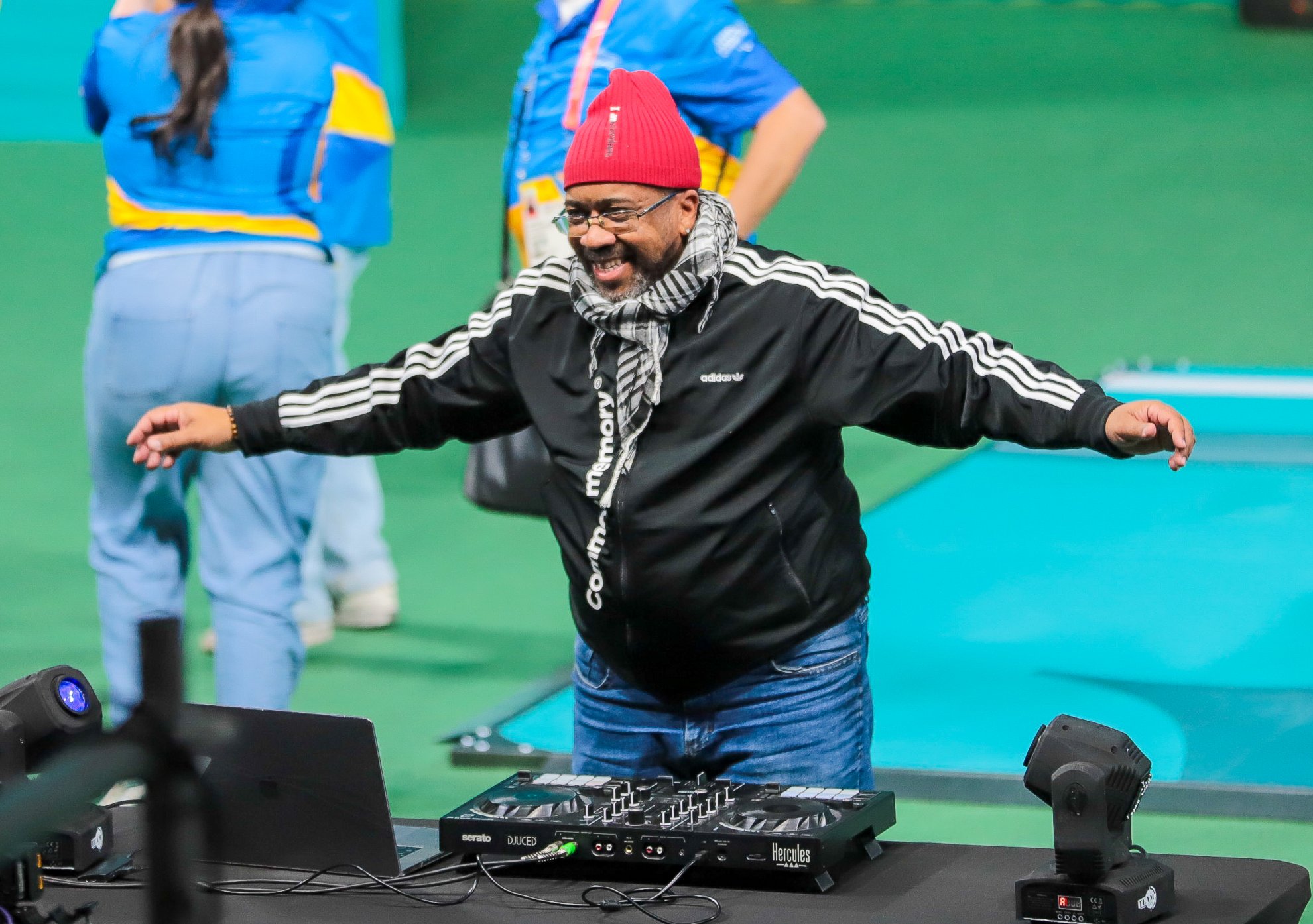 DJ PH es el encargado de poner la música en los partidos de Botafogo. (Foto: Sergio Maureira / Santiago 2023).