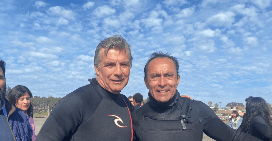 Harold Mayne-Nicholls y Jaime Pizarro se aventuraron con el surf. (Foto: Santiago 2023).