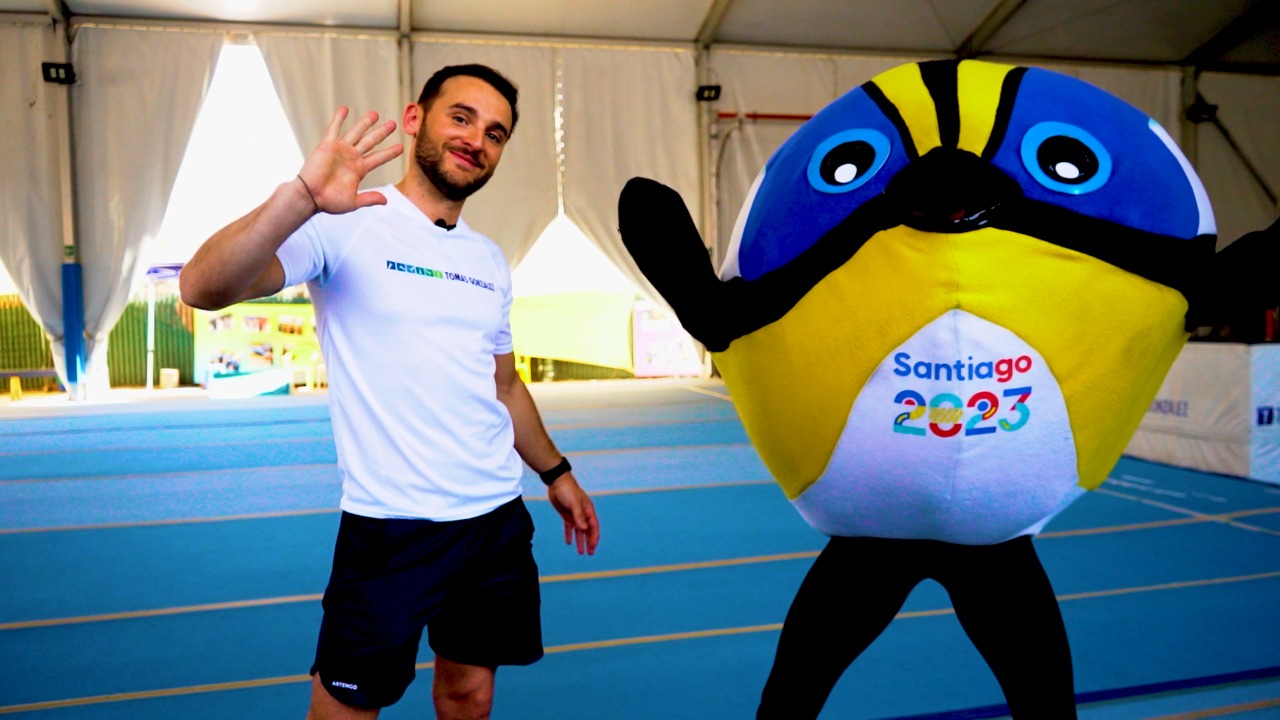 Tomás González compartió con Fiu, la mascota de los Juegos Panamericanos Santiago 2023, e hizo un llamado a apoyar a los deportistas chilenos en la cita deportiva más importante de la historia.