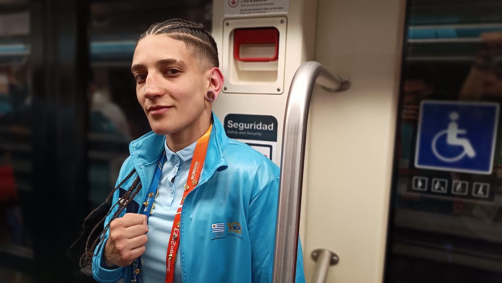 Abanderada uruguaya Camila Piñeiro: “El trayecto en Metro a la inauguración es una experiencia única”