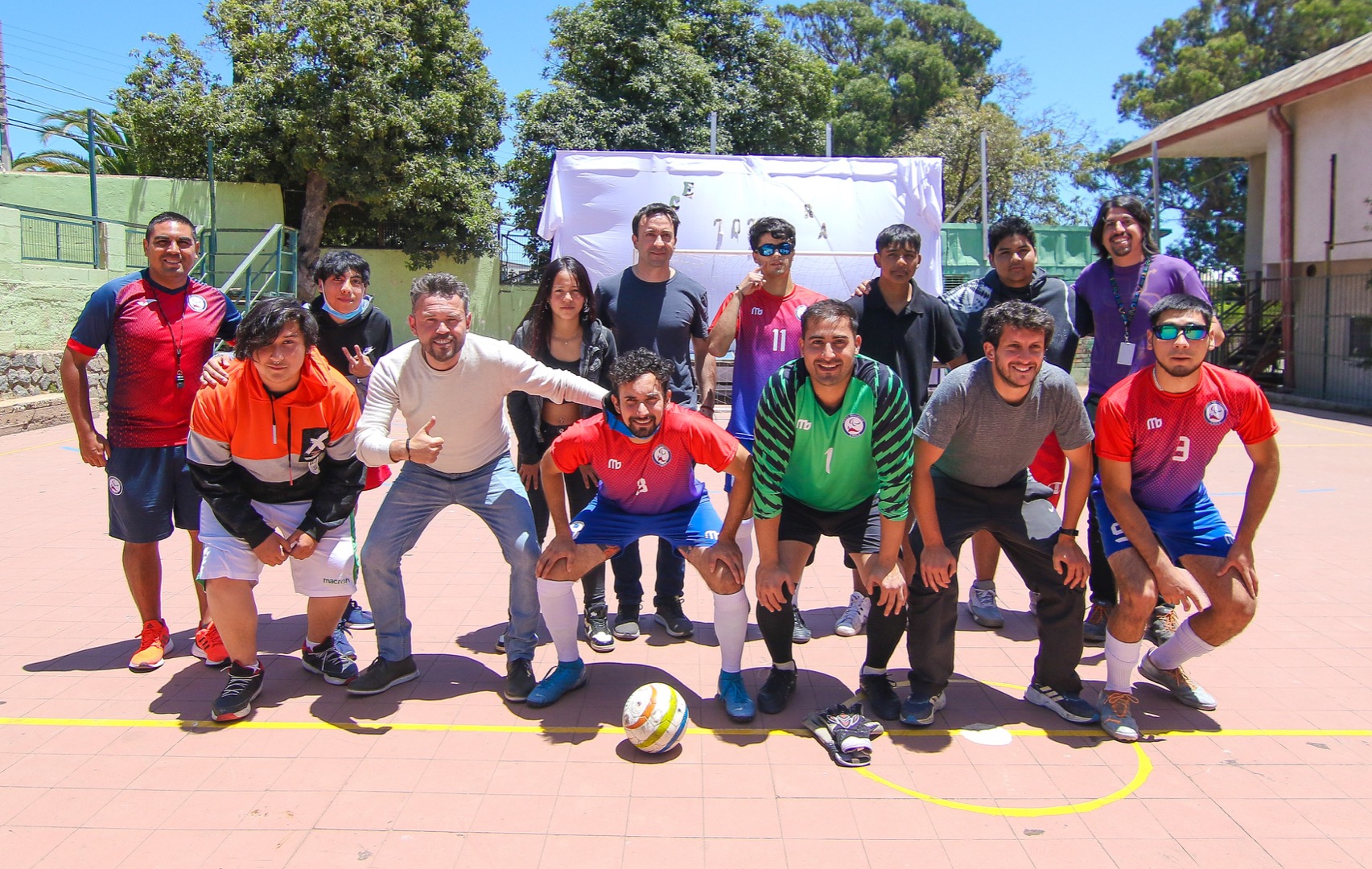 Estudiantes de Valparaìso junto a la selección de fútbol para ciegos