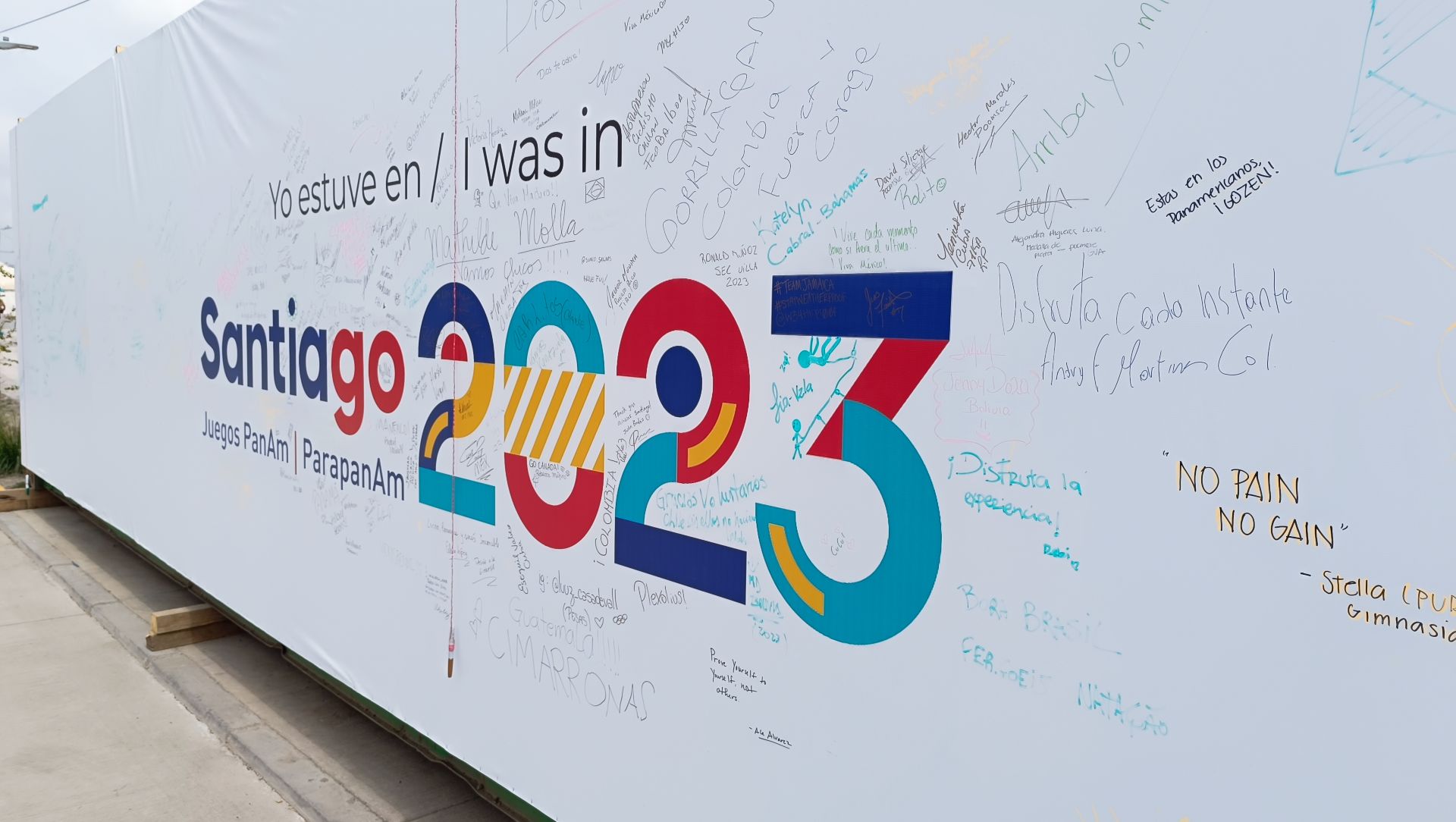 “Somos el mejor país de Chile”: el muro de registros de las delegaciones en la Villa Panamericana