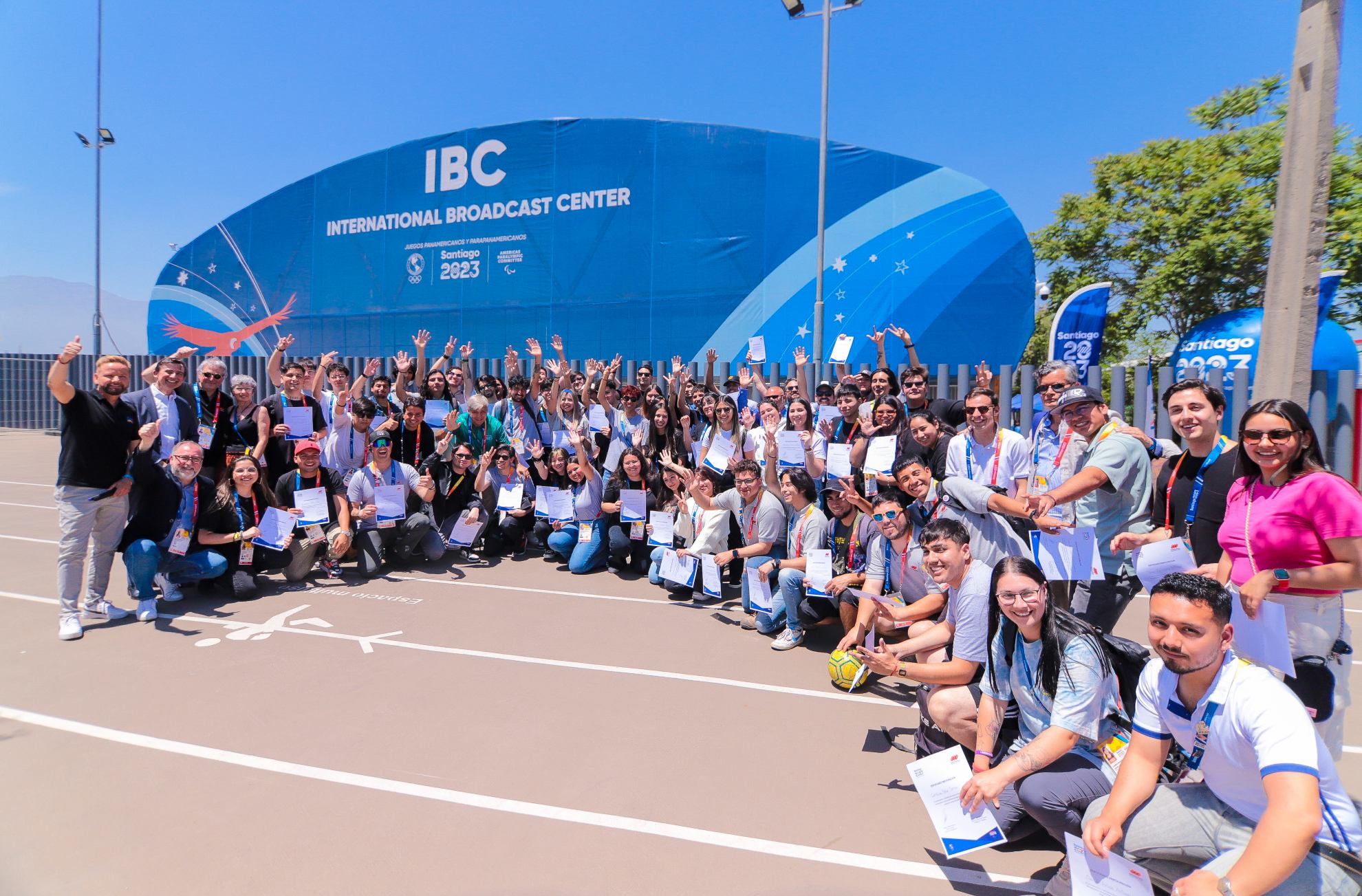 Los alumnos licenciados frente al IBC. (Foto: Sergio Maureira).