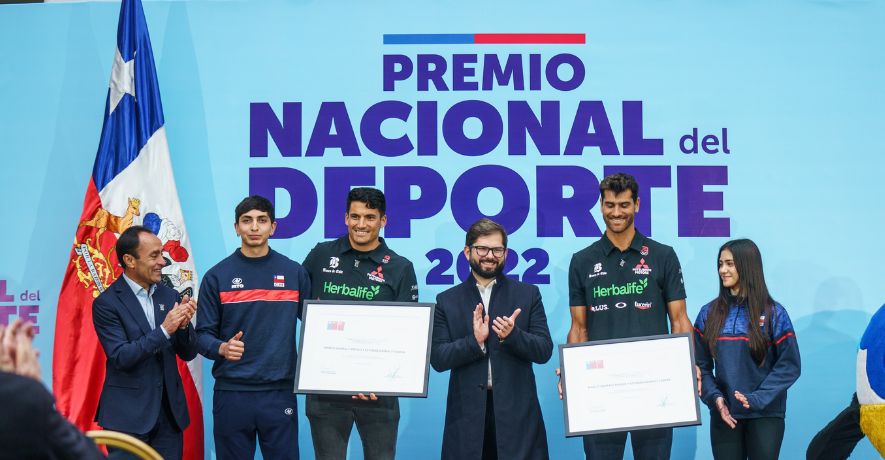 Presidente Boric entregó Premio Nacional del Deporte a voleibolistas playa Esteban y Marco Grimalt