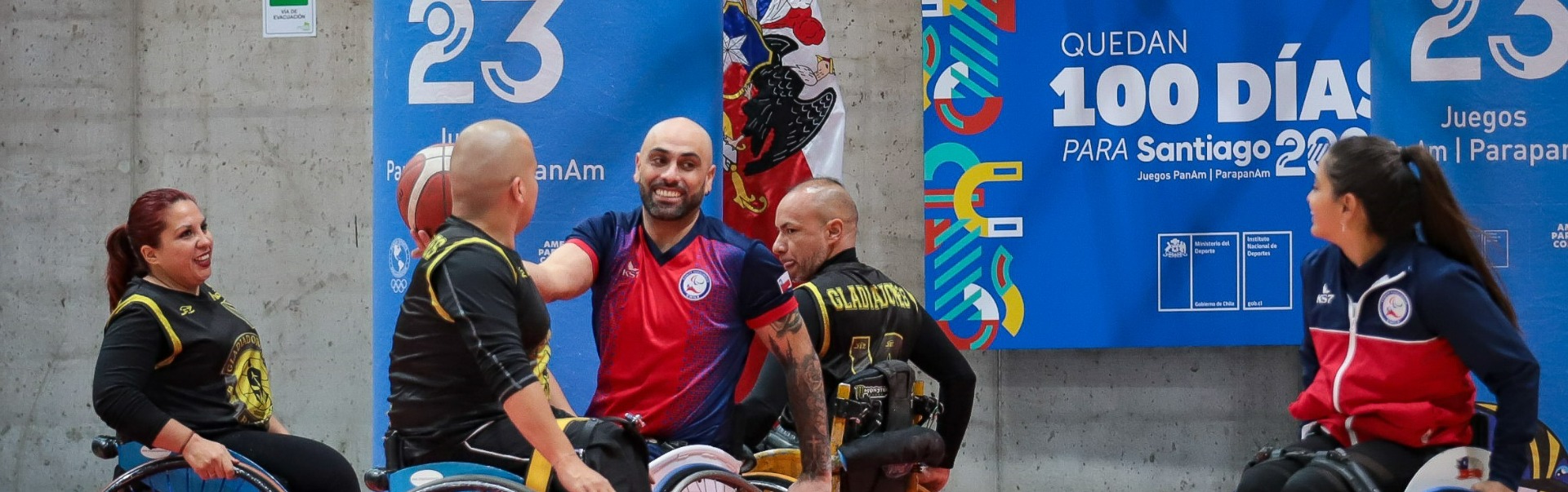 Sebastián Villavicencio juega baloncesto en silla de ruedas en el marco de los 100 días. Foto: Santiago 2023.