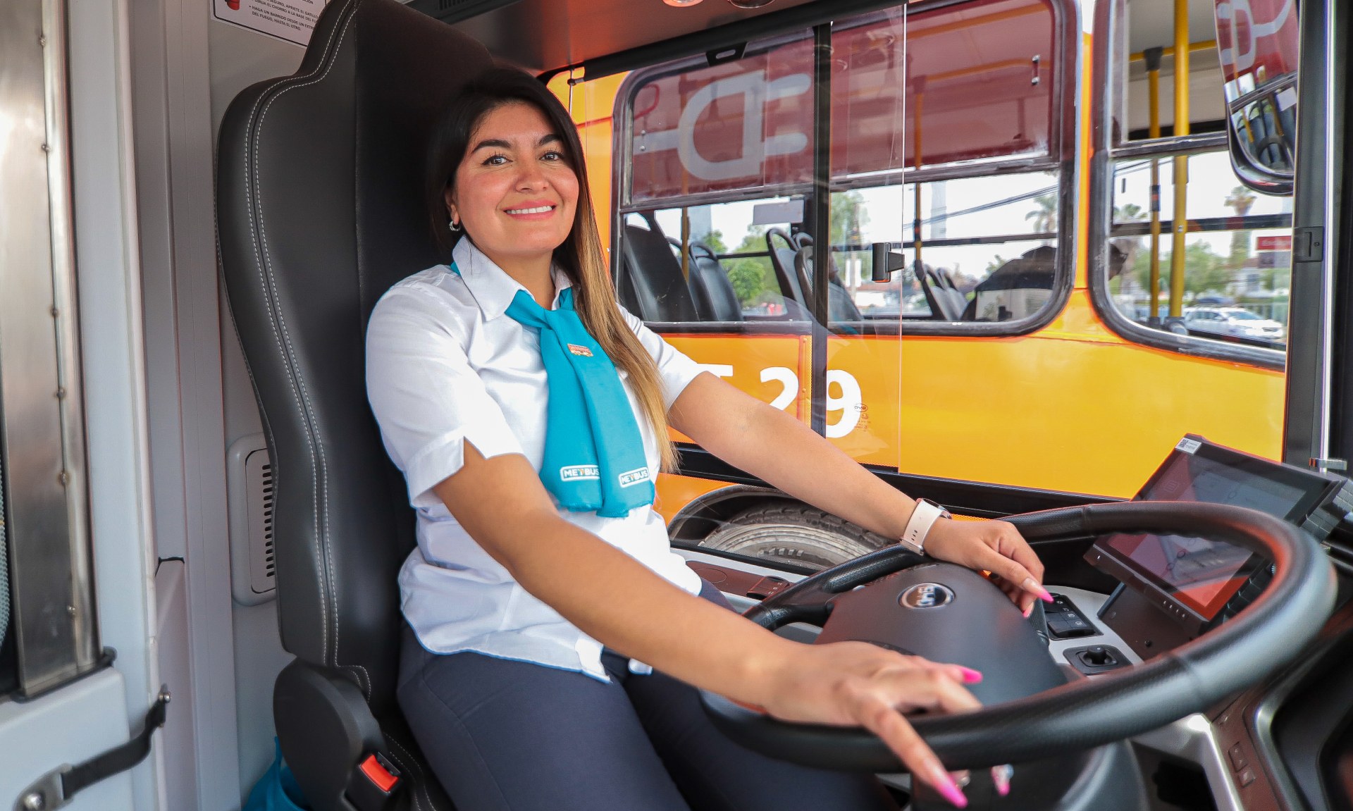 Yo, chofer: Claudia González, una talentosa al volante que maneja el icónico bus de dos pisos e inspirada por los Juegos