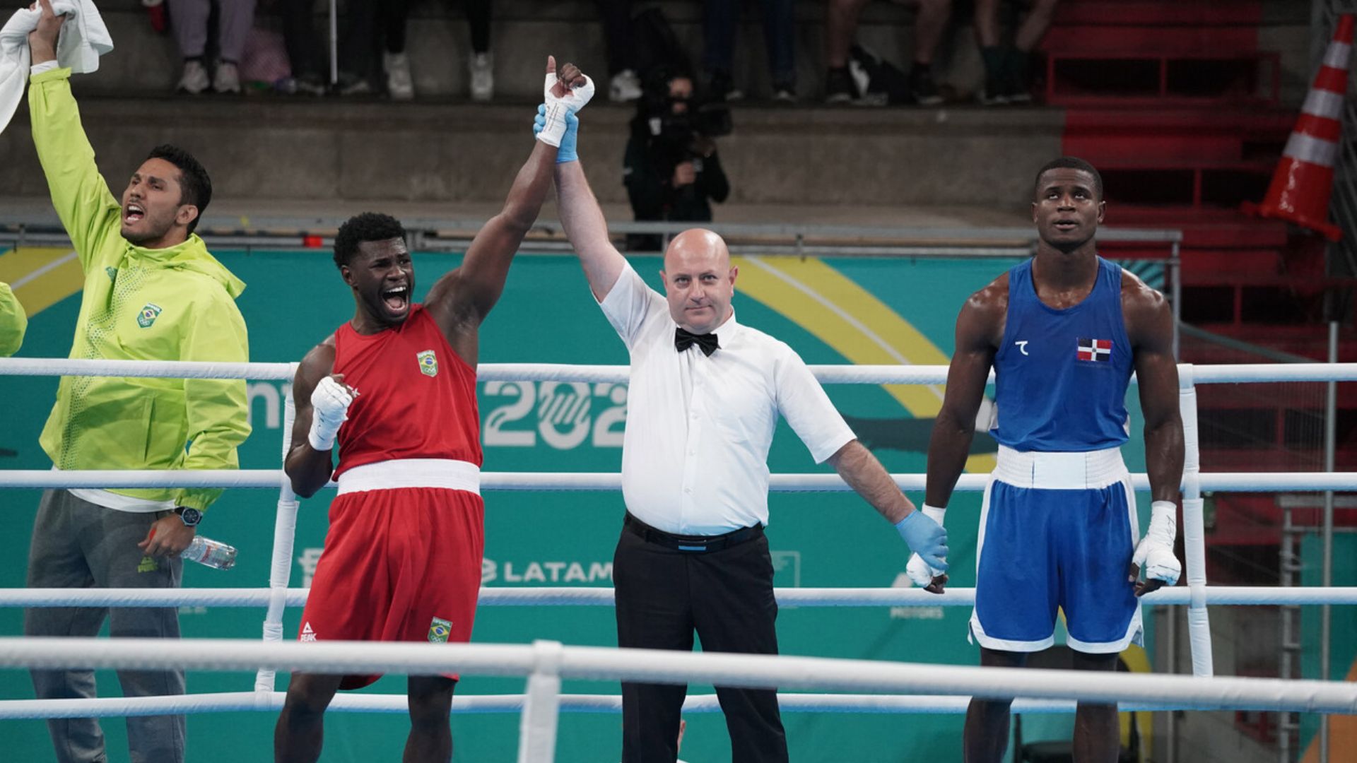 Brazilian Wanderley de Souza advances to the semifinals in male boxing