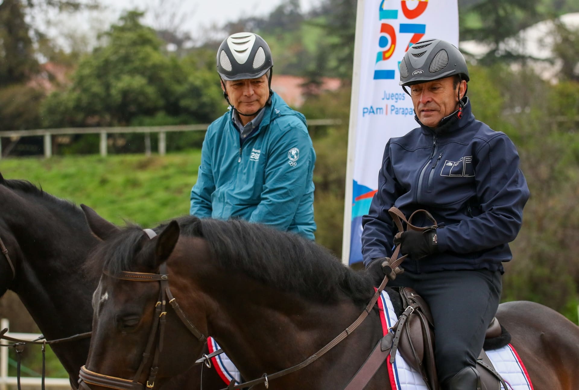 Harold Mayne-Nicholls y Jaime Pizarro a caballo en Lo Barnechea. (Foto: Santiago 2023).