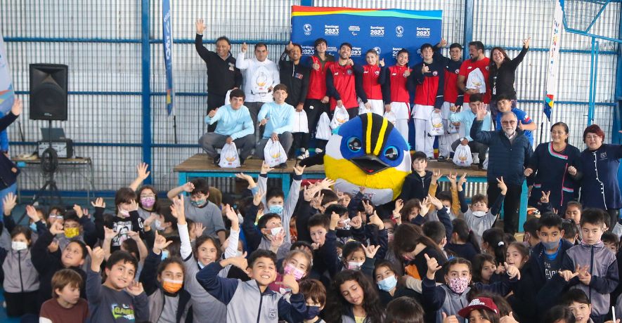 Niños de Pichilemu ya viven Santiago 2023 junto a atletas del Team Chile