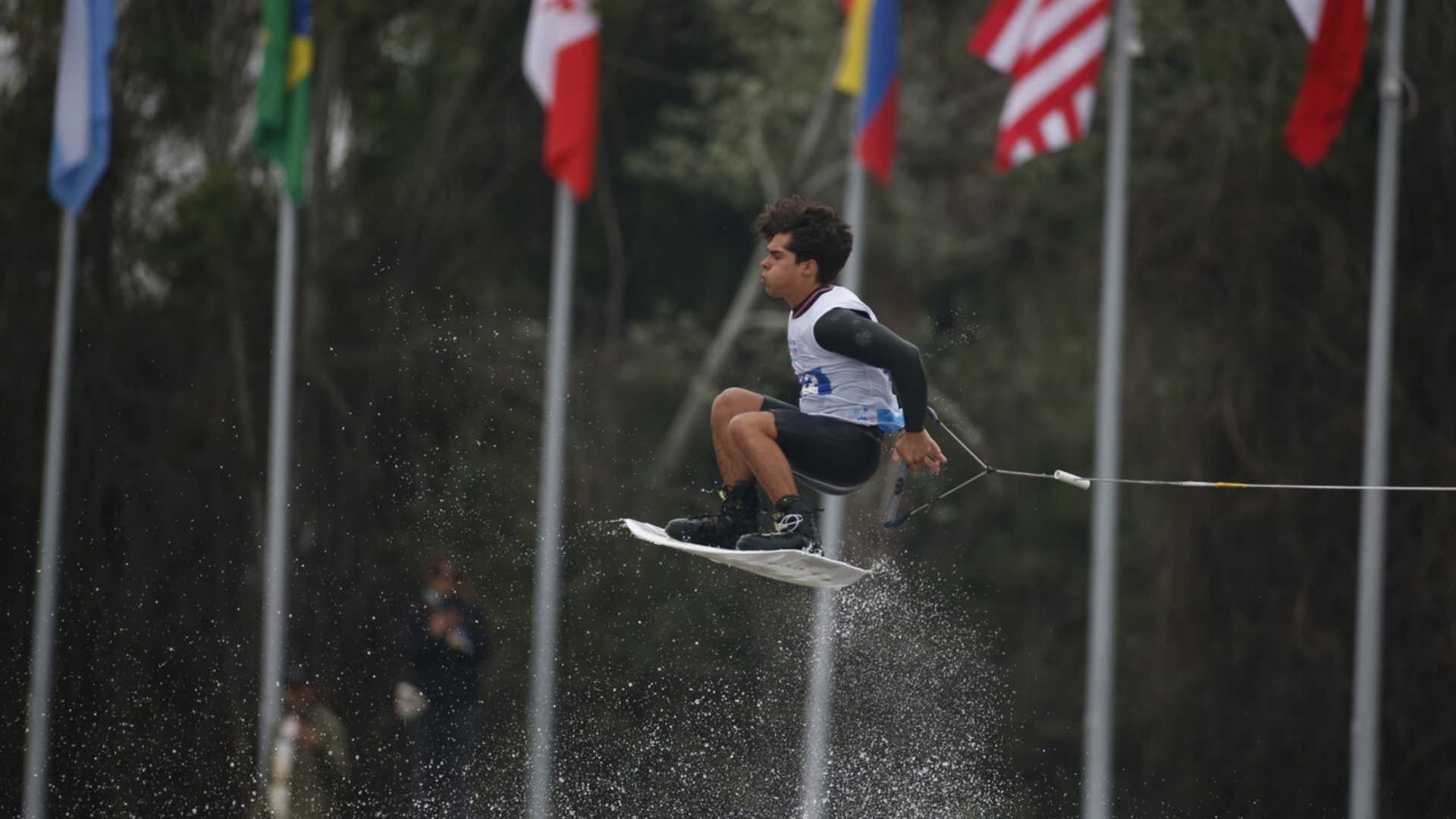 Water skiing determines the first qualifiers for the wakeboard final