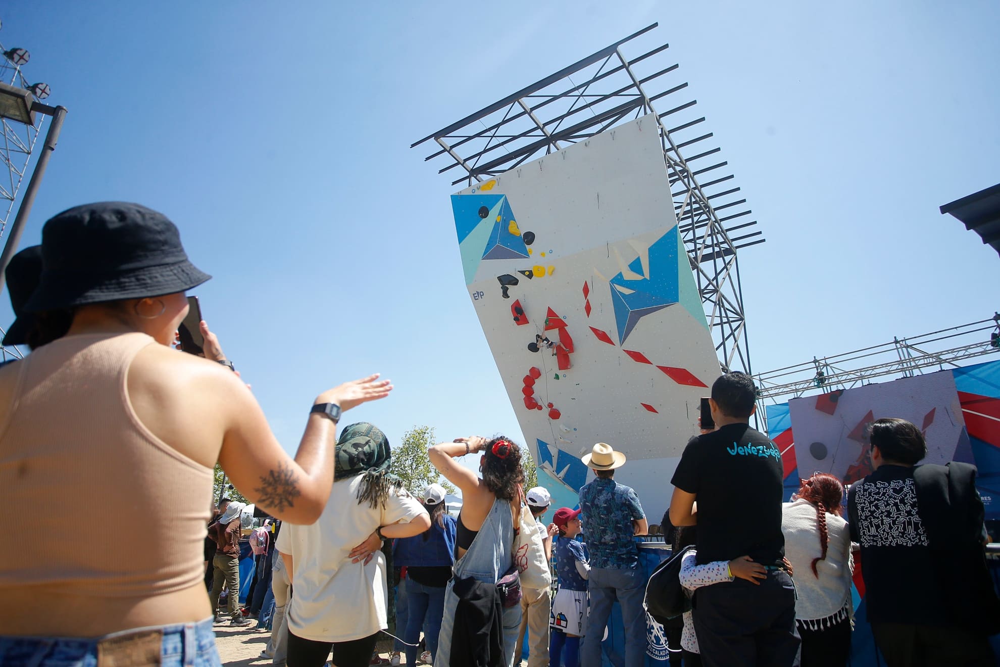 El público observa el muro de la modalidad dificultad en el Test Event de escalada deportiva de Santiago 2023