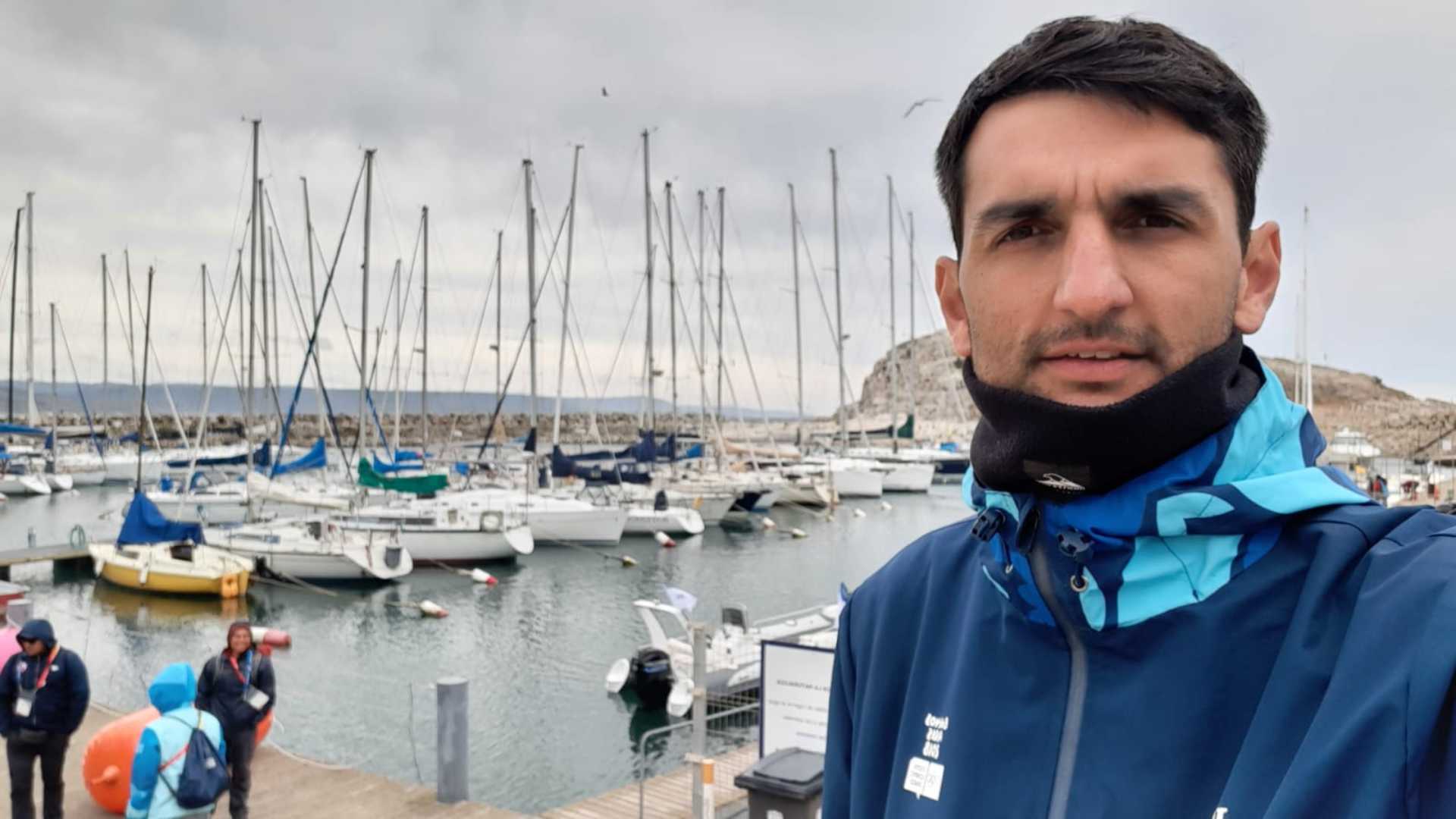 Periodista argentino vivió “el peor día de su vida laboral” subiéndose a un bote para cubrir la vela en el océano Pacífico