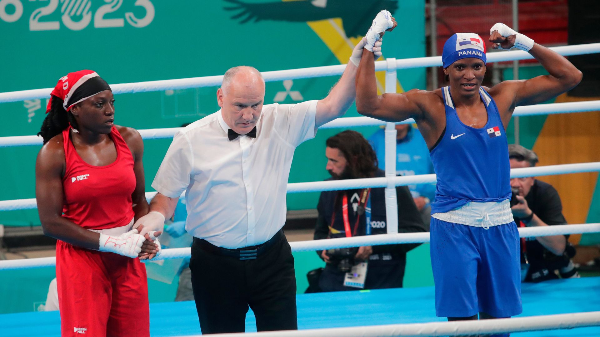 Female Boxing: Panamanian Bylon won with "Mano de Piedra" in the Stands
