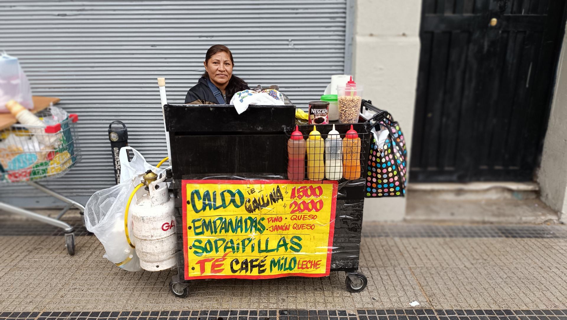 ¡Vamos, Perú! Vendedora de carrito ambulante se sorprende con maratón de Santiago 2023
