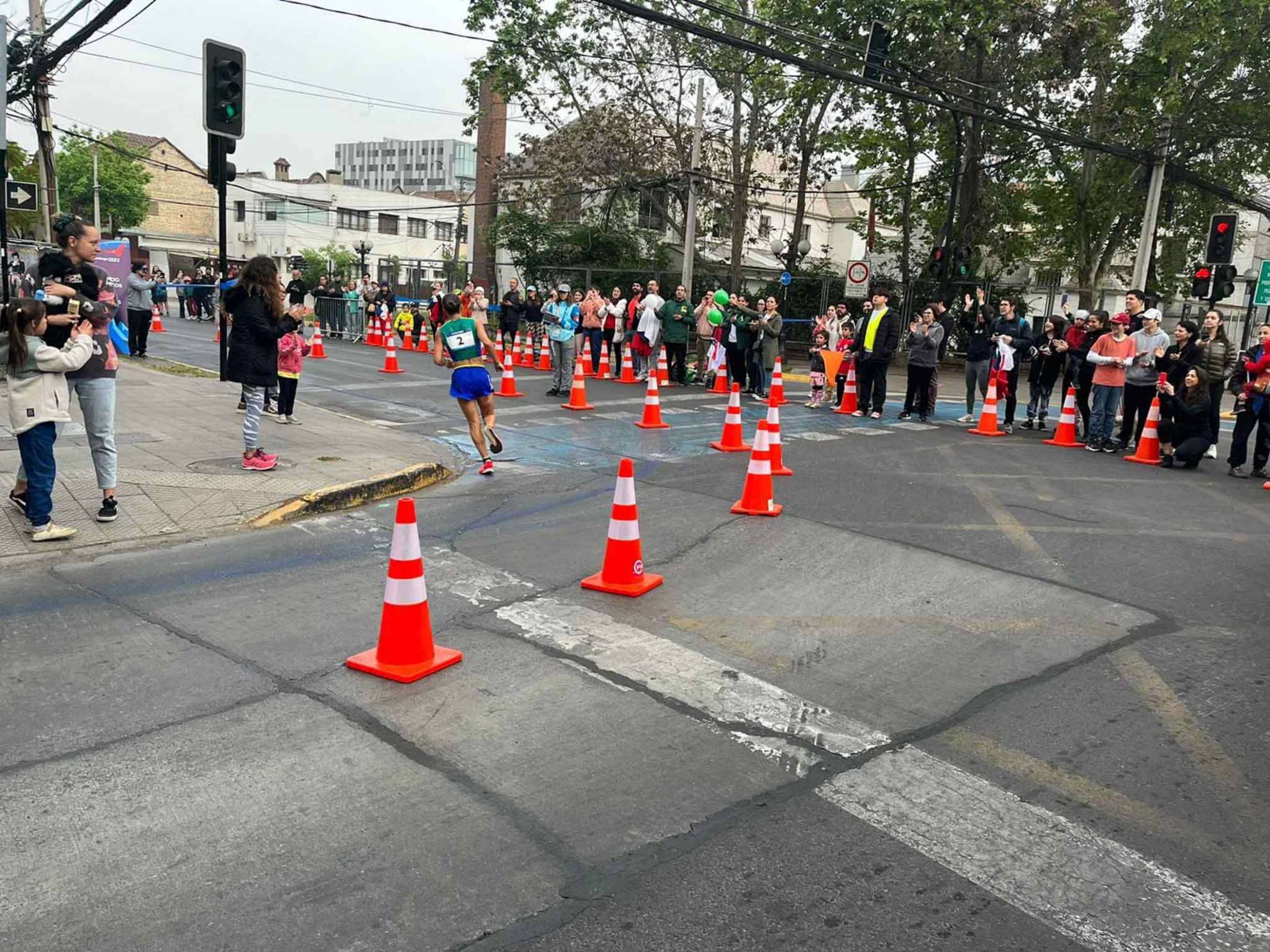 Los maratonistas bajando por Eliodoro Yáñez. (Foto: Carlos Ramírez / Santiago 2023).