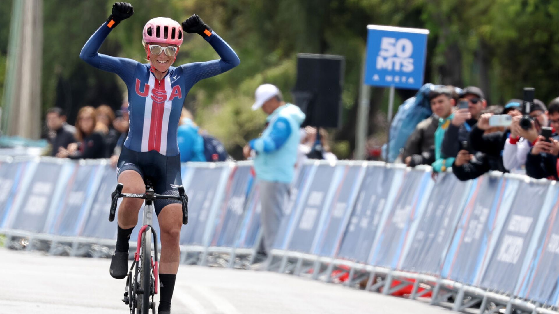Lauren Stephens wins gold for the United States in female's road cycling