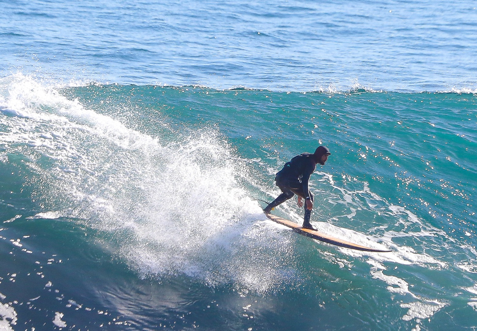 Surfistas en ola grande de Pichilemu