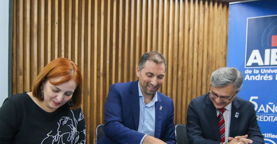 Representantes de Santiago 2023 y AIEP firmando el acuerdo. (Foto: Santiago 2023).