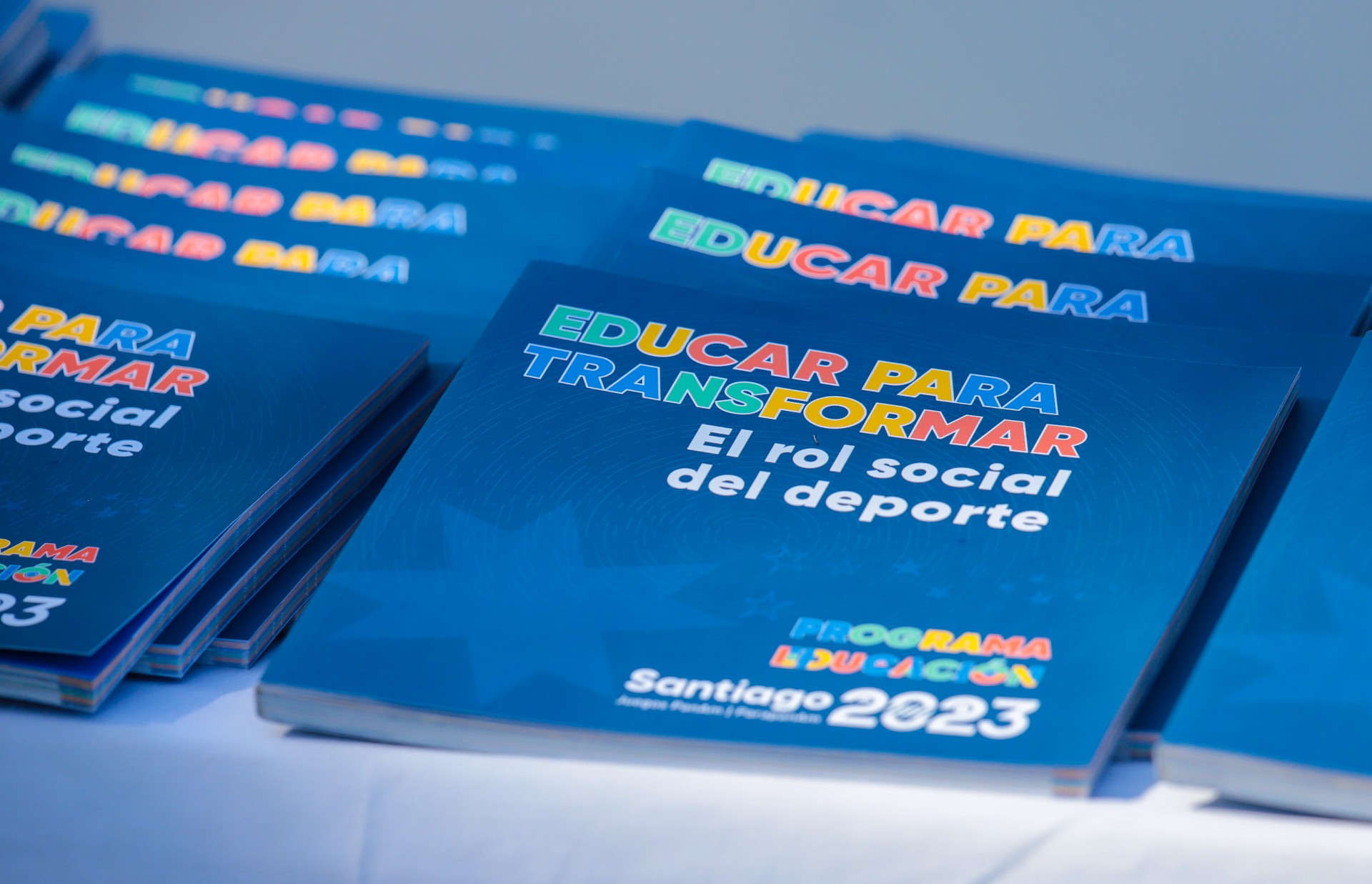 Corporación Santiago 2023 lanza el libro “Educar para transformar” 