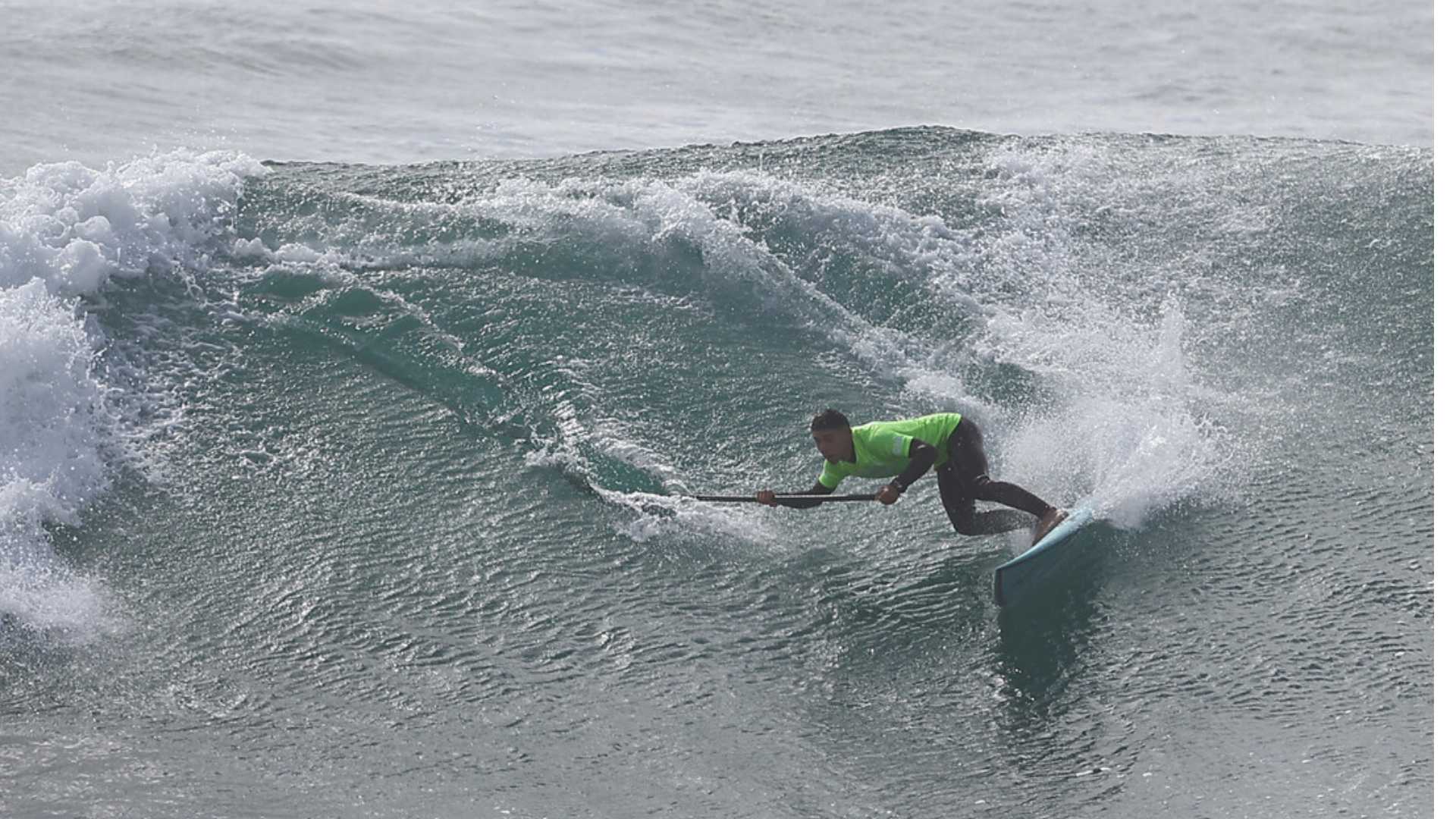 Chileno Gabriel Salazar clasifica al cuadro principal del SUP en el surf