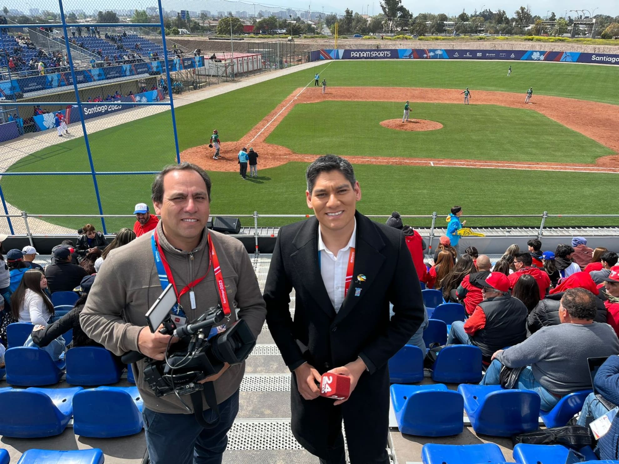 Juan Pablo Amigo y Danny Linares, de TVN. (Foto: Santiago 2023).
