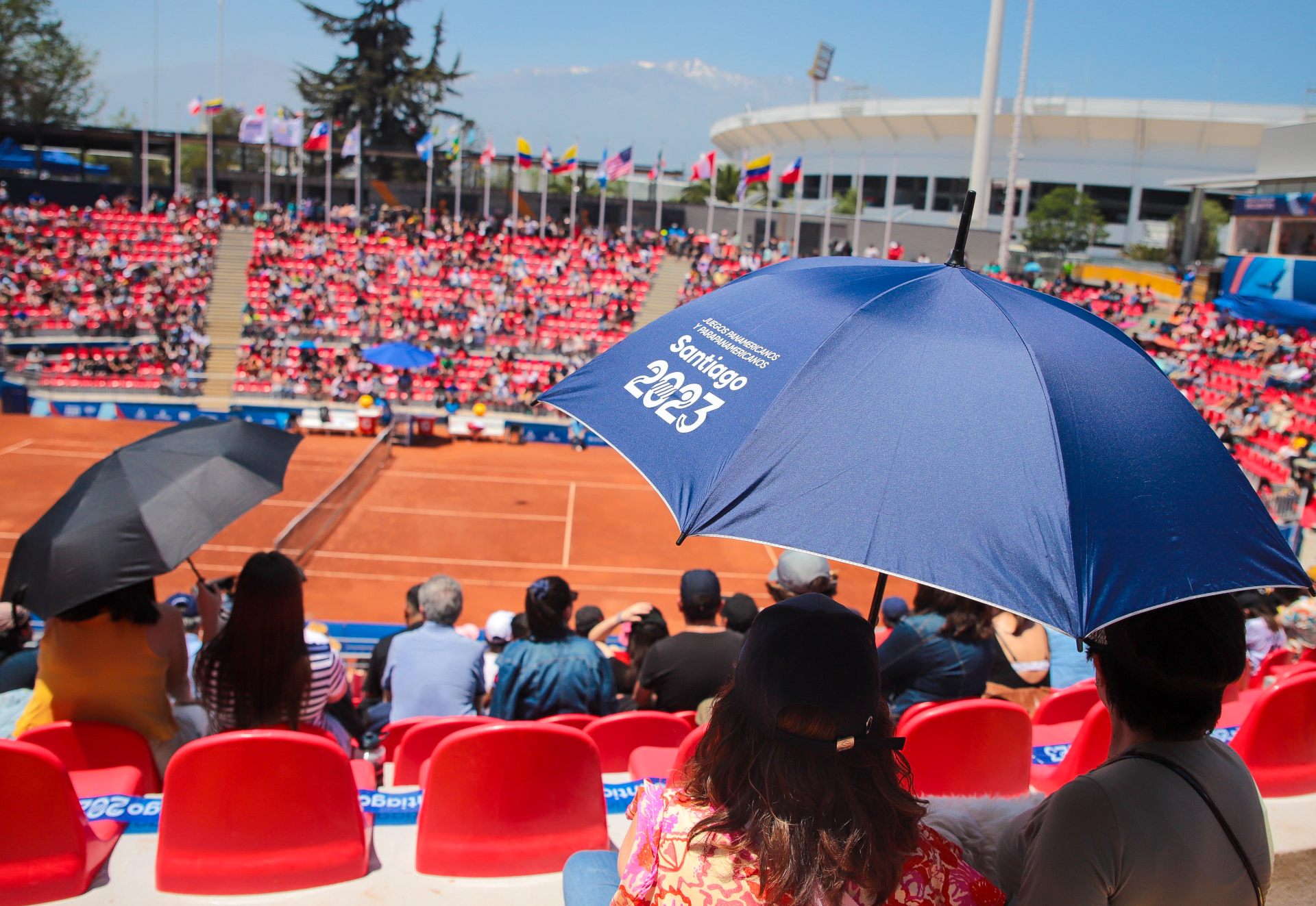 Paraguas en el court central del Parque Estadio Nacional
