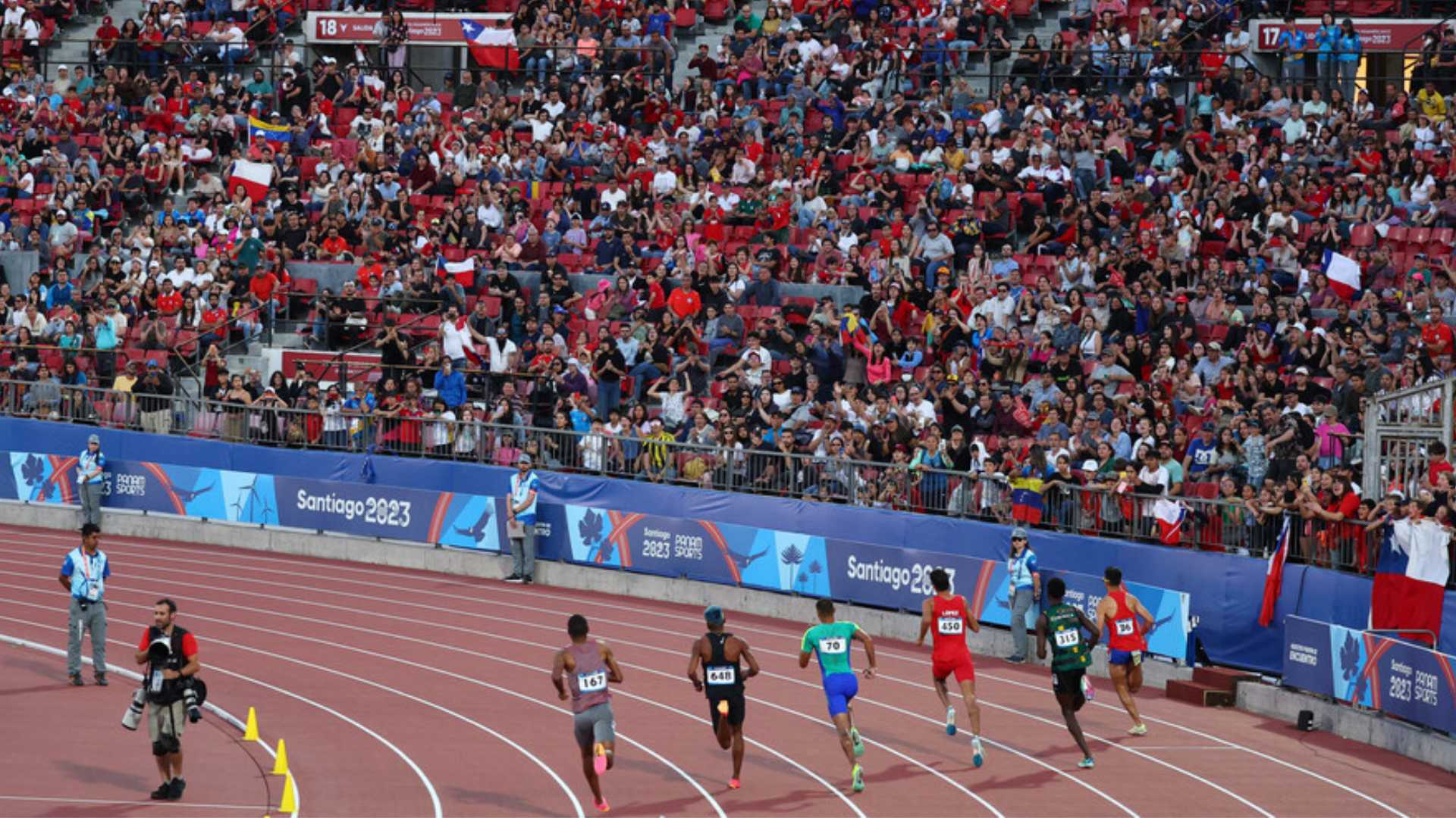 Panameño Chambers logra el mejor tiempo en las semifinales de los 800 metros