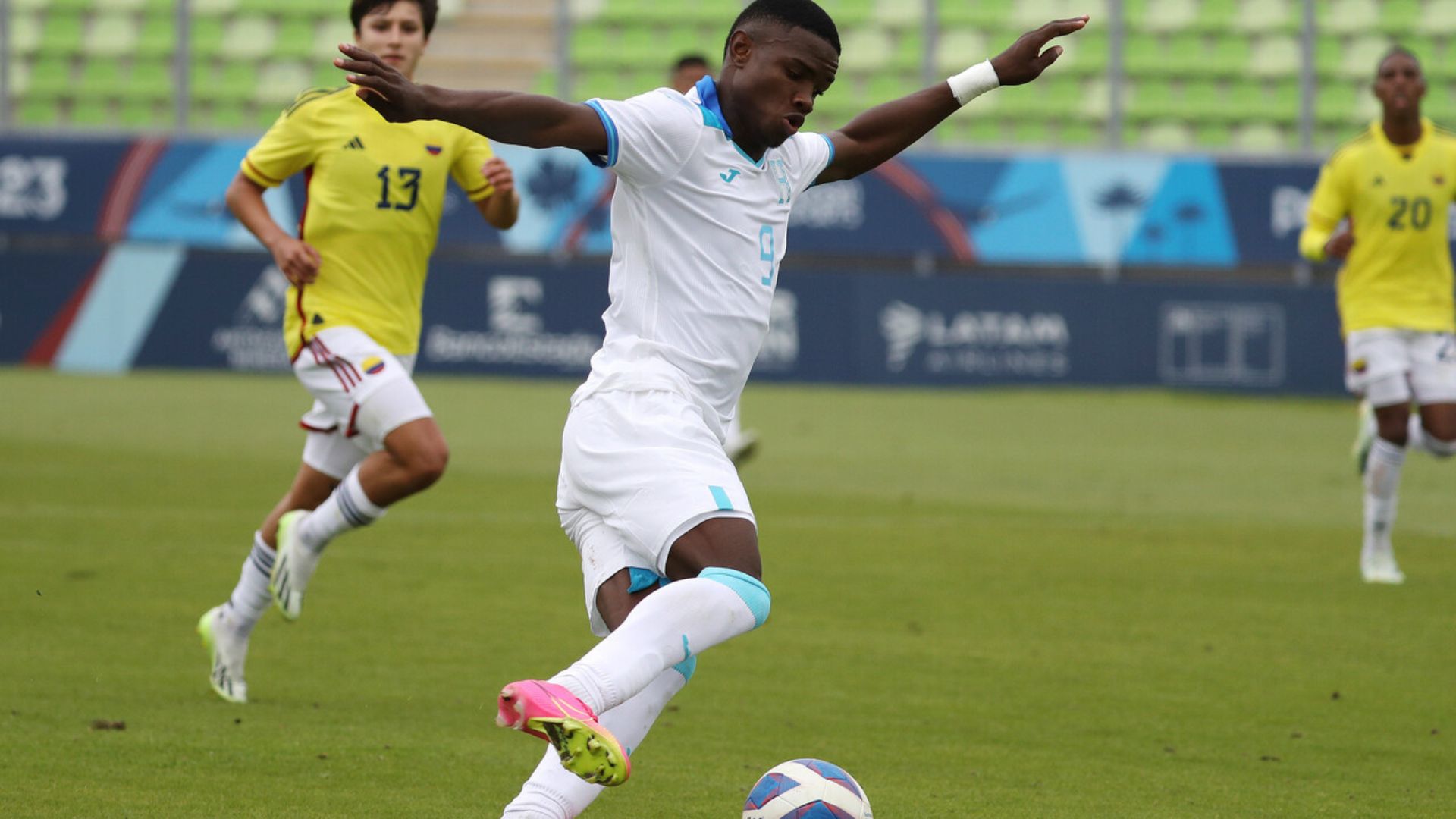 Colombia venció 2-0 a Honduras en la apertura del fútbol masculino