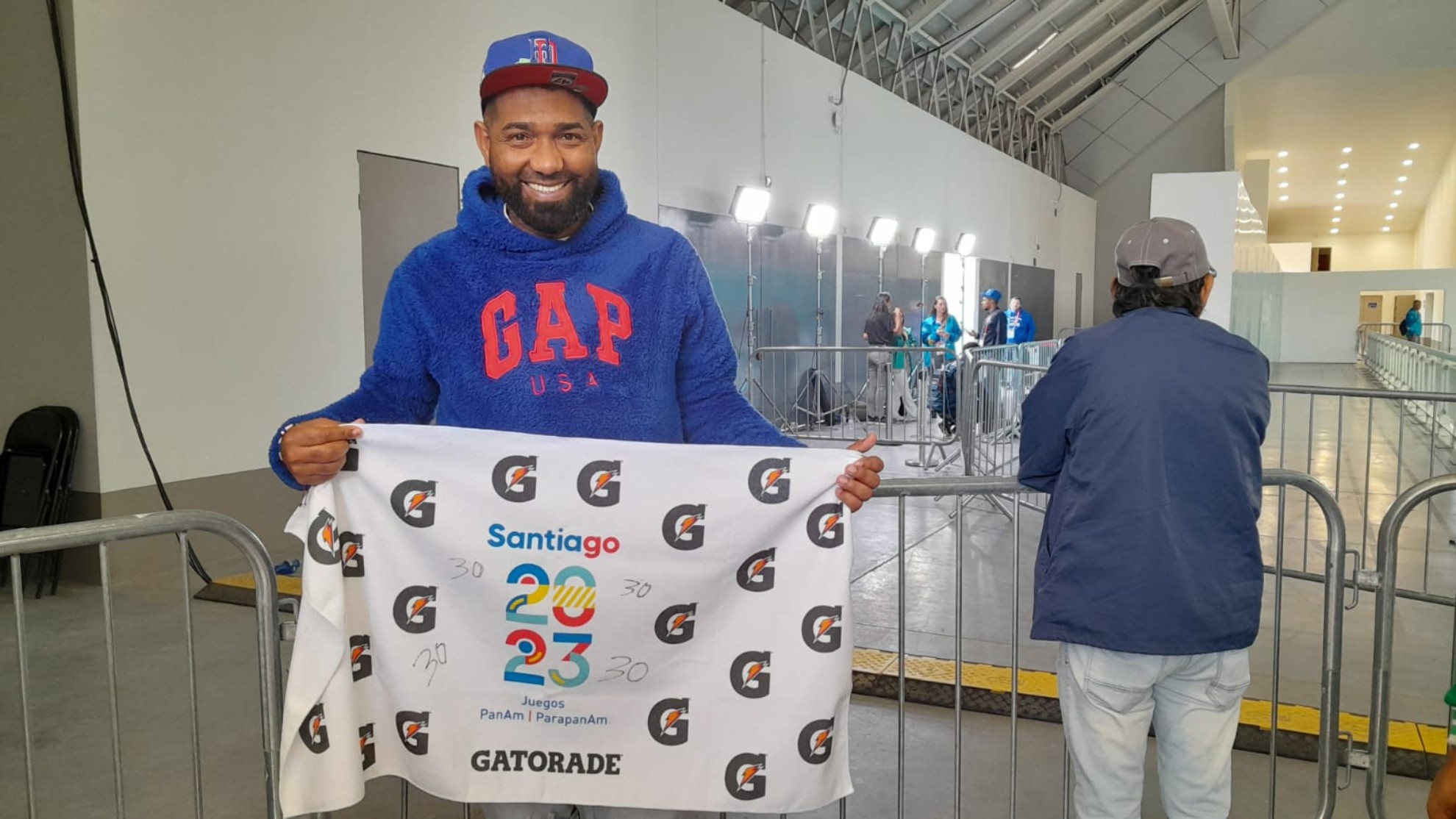 Hincha dominicano “la hizo” y se llevó de recuerdo la toalla de su jugador favorito