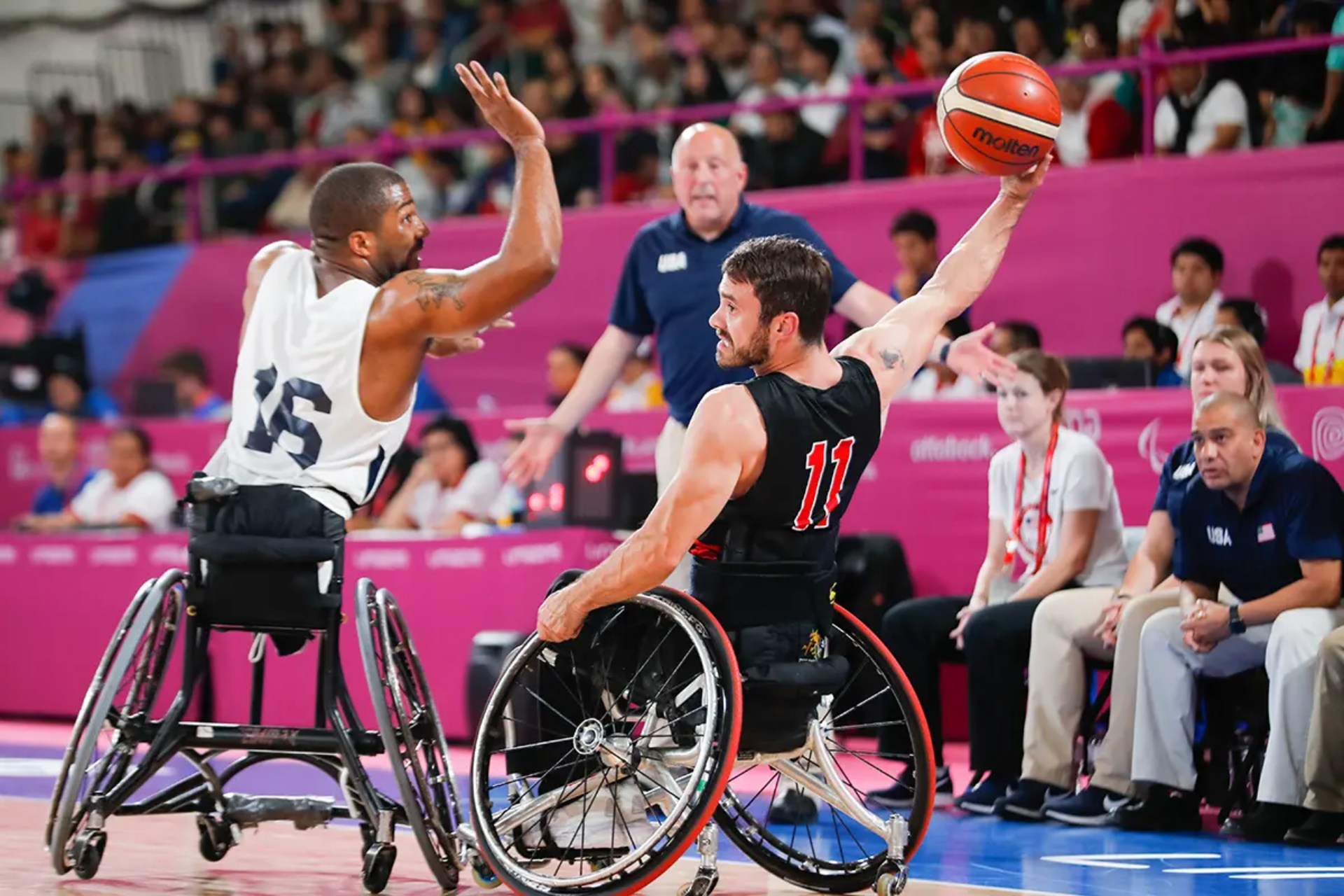 ¡Disfruta con los lanzamientos y giros del baloncesto en silla de ruedas!