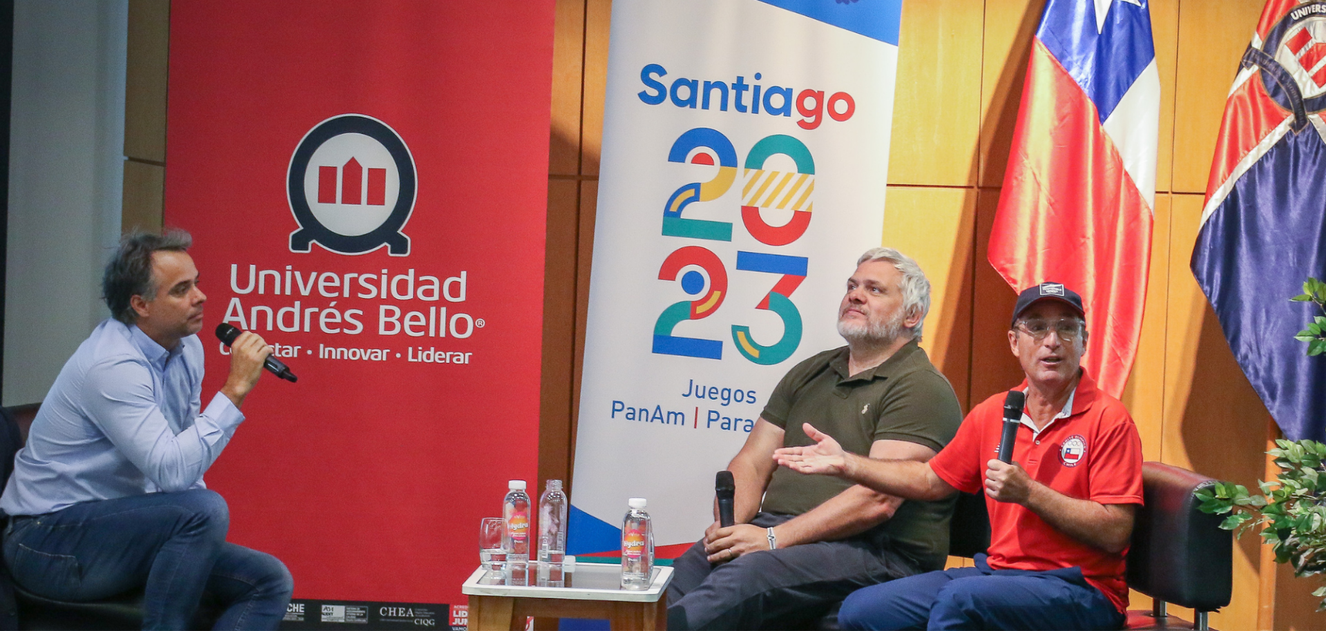 Fernando Gonzalez, moderator, with Pablo Lemoine and Sergio Vigil in the round table. (Santiago 2023).