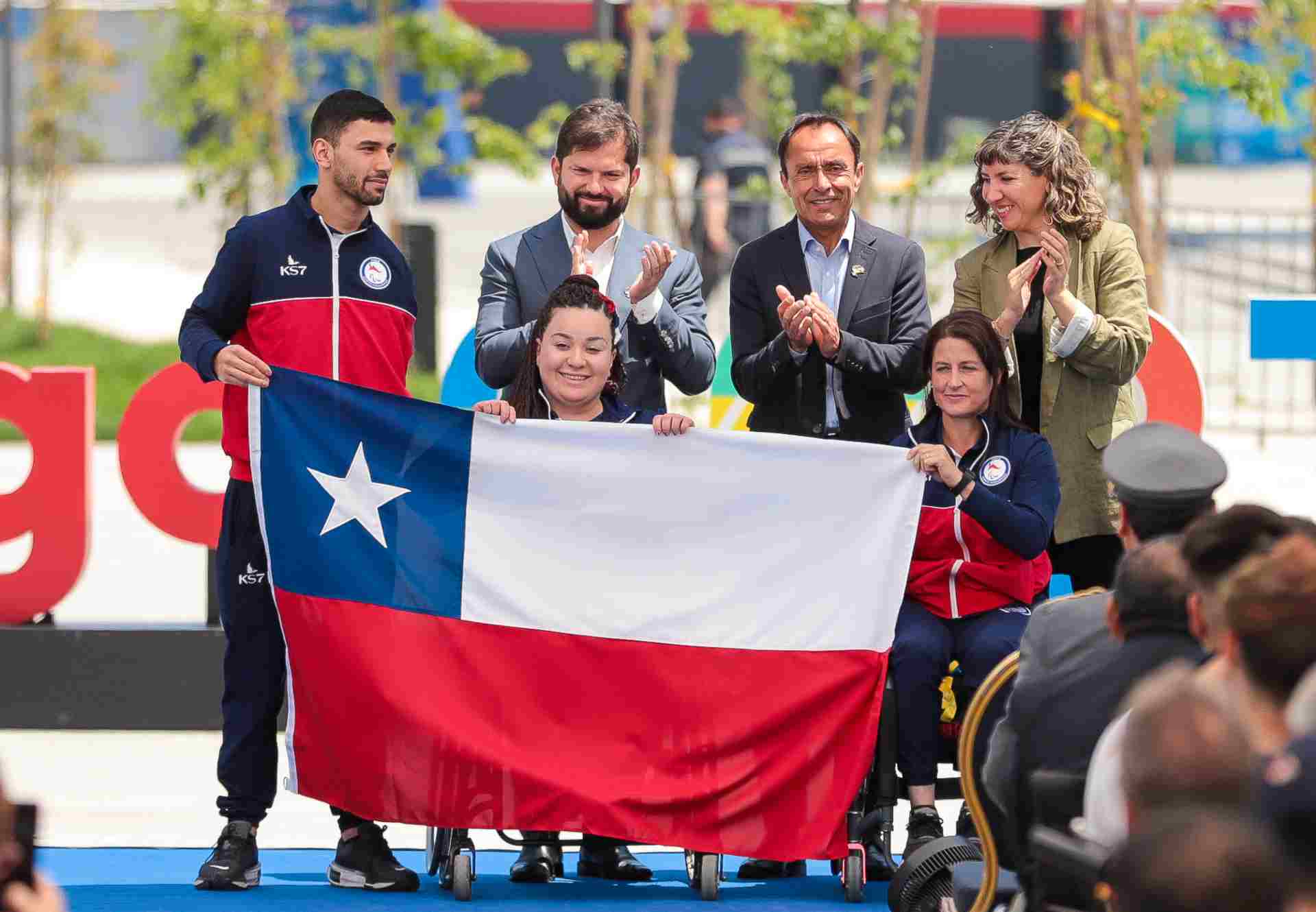 La fiesta continúa: Presidente Gabriel Boric entrega bandera nacional a deportistas del Team ParaChile 