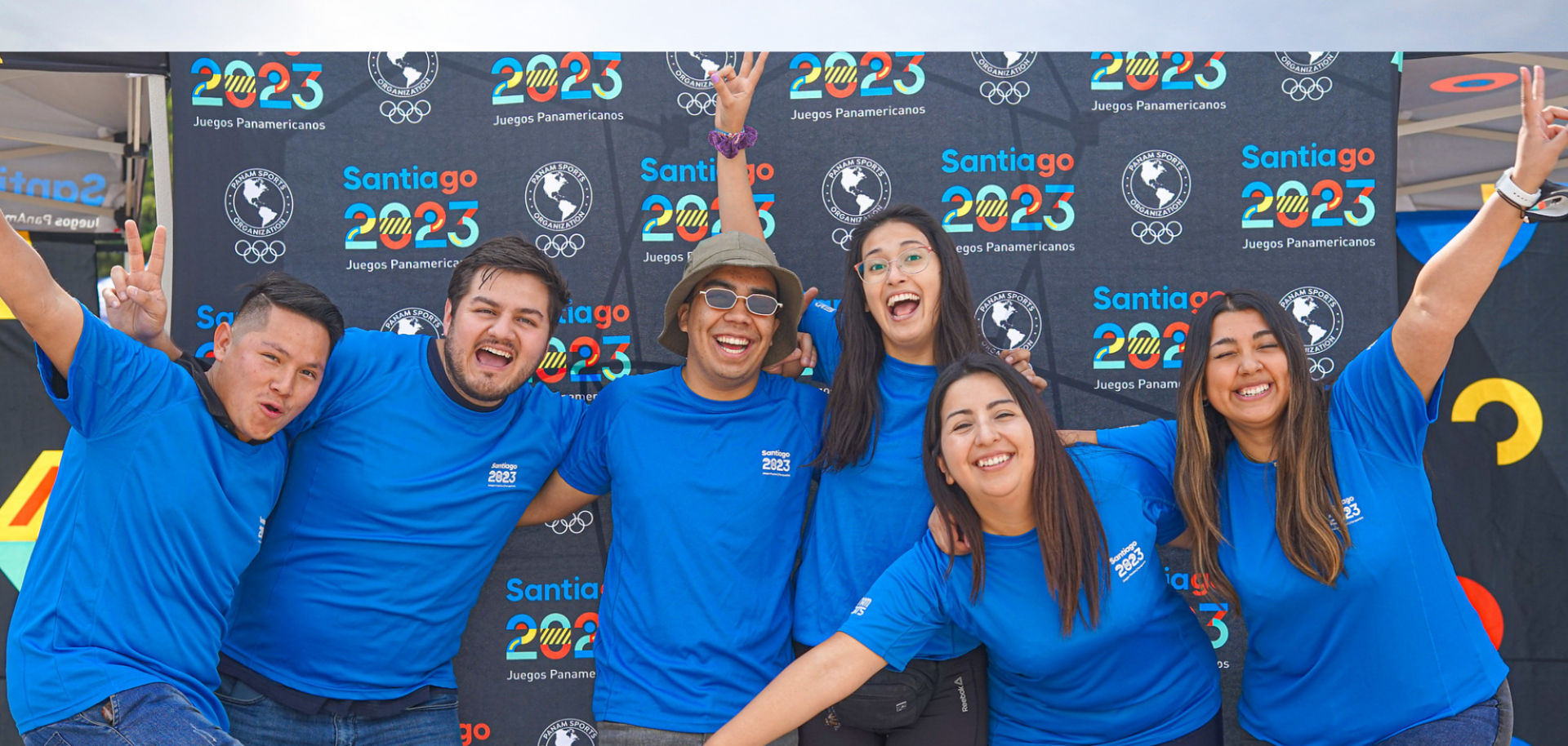 En la imagen aparecen los voluntarios y voluntaria de Santiago 2023.