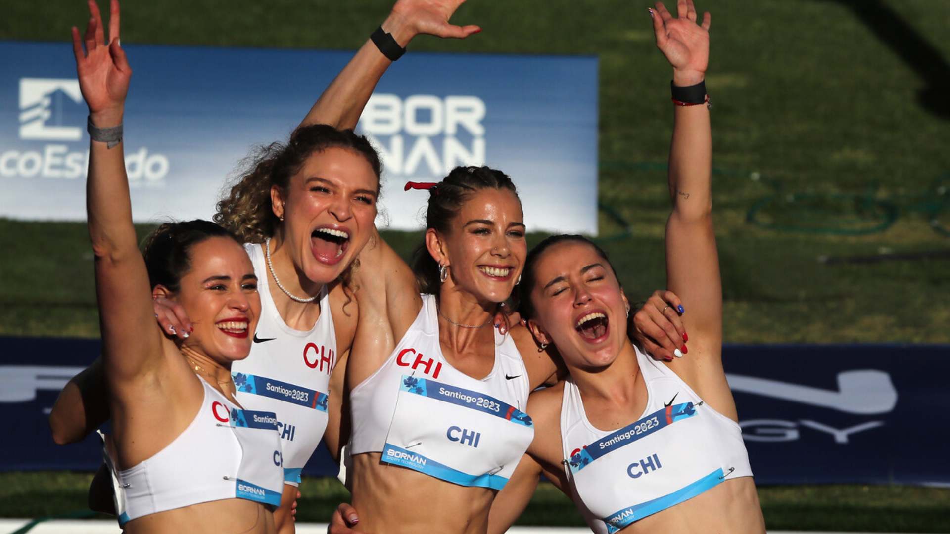 Chile qualifies for the female's 4x100 final with a new national record.