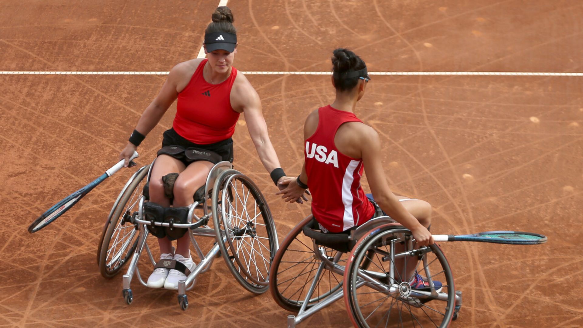 Dana Mathewson y Maylee Phelps van por el oro en el tenis en silla de ruedas