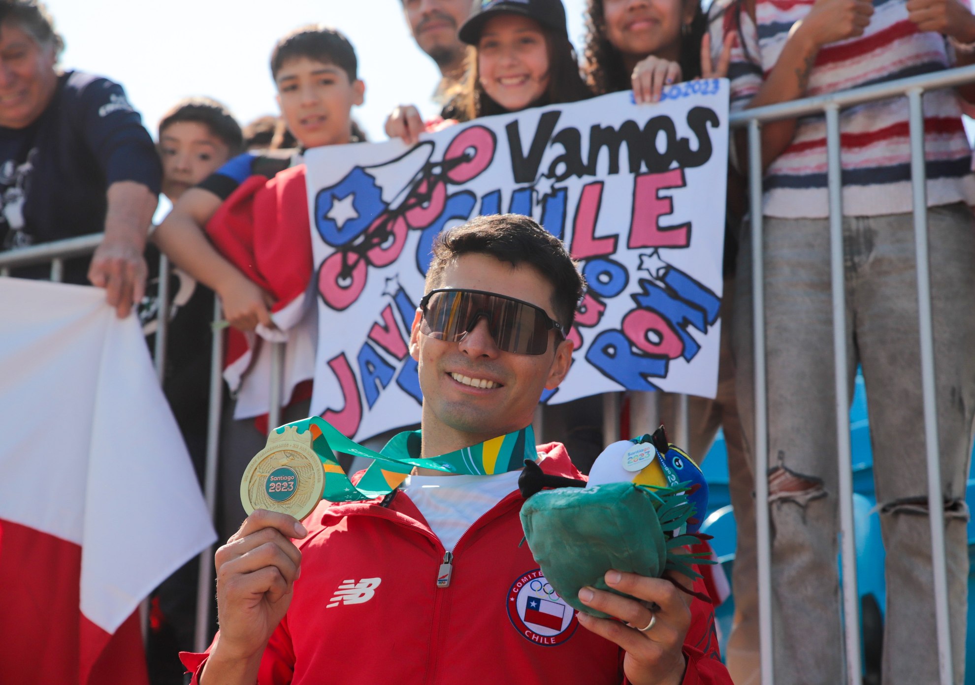 Emmanuelle Silva y su medalla de oro. (Foto: Sergio Maureira / Santiago 2023).